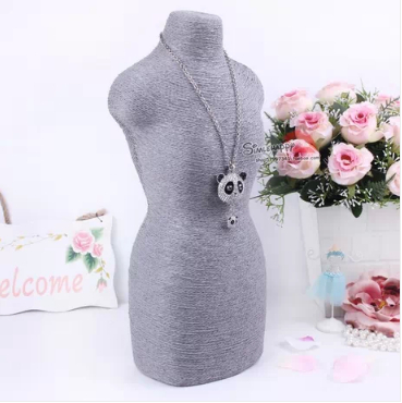 Modischer weißer Schmuck-Büste – Body Jewelry Plus Bewertung und Preis