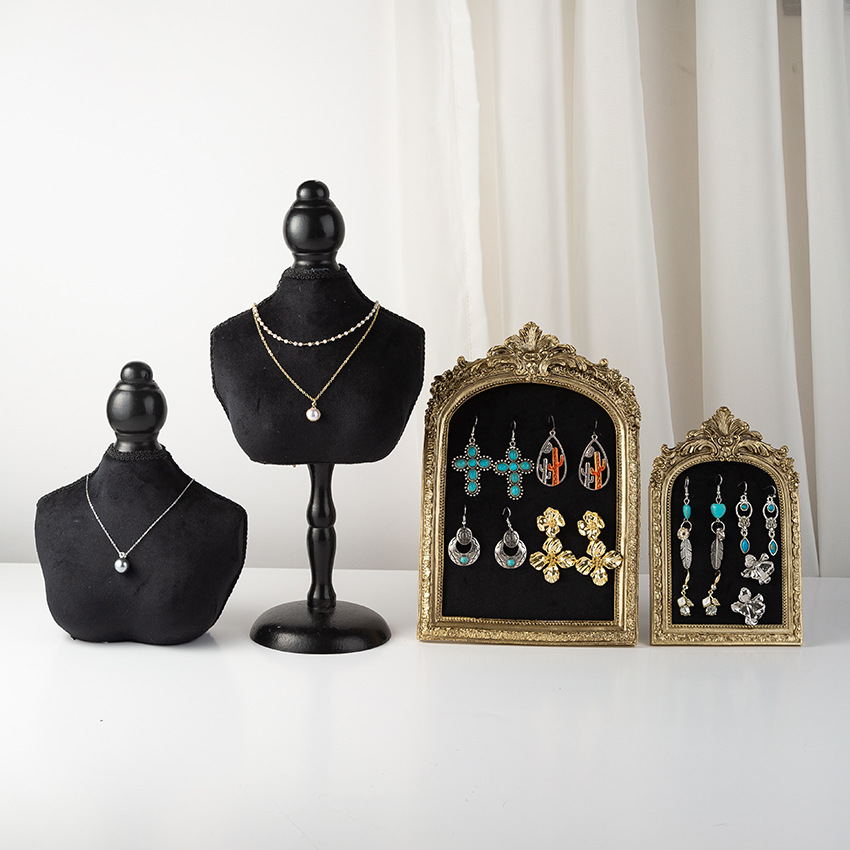 Schwarzer Samt-Schmuckständer  – Body Jewelry Store Bewertung und Preis